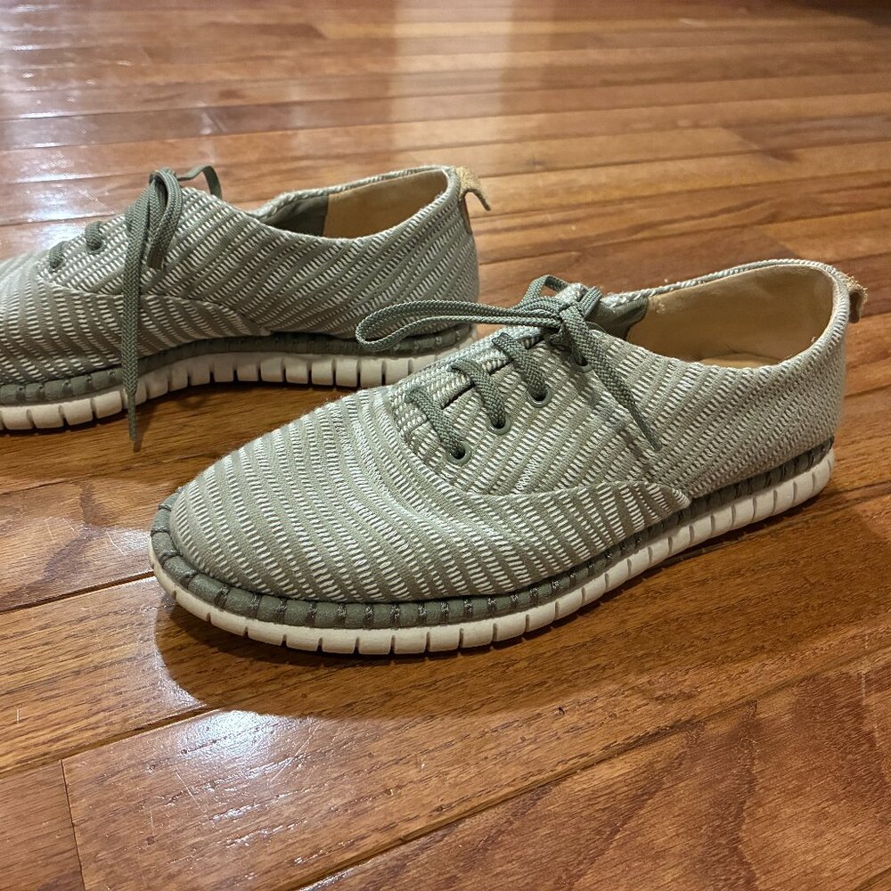 Clarks Womens size 6.5 loafers